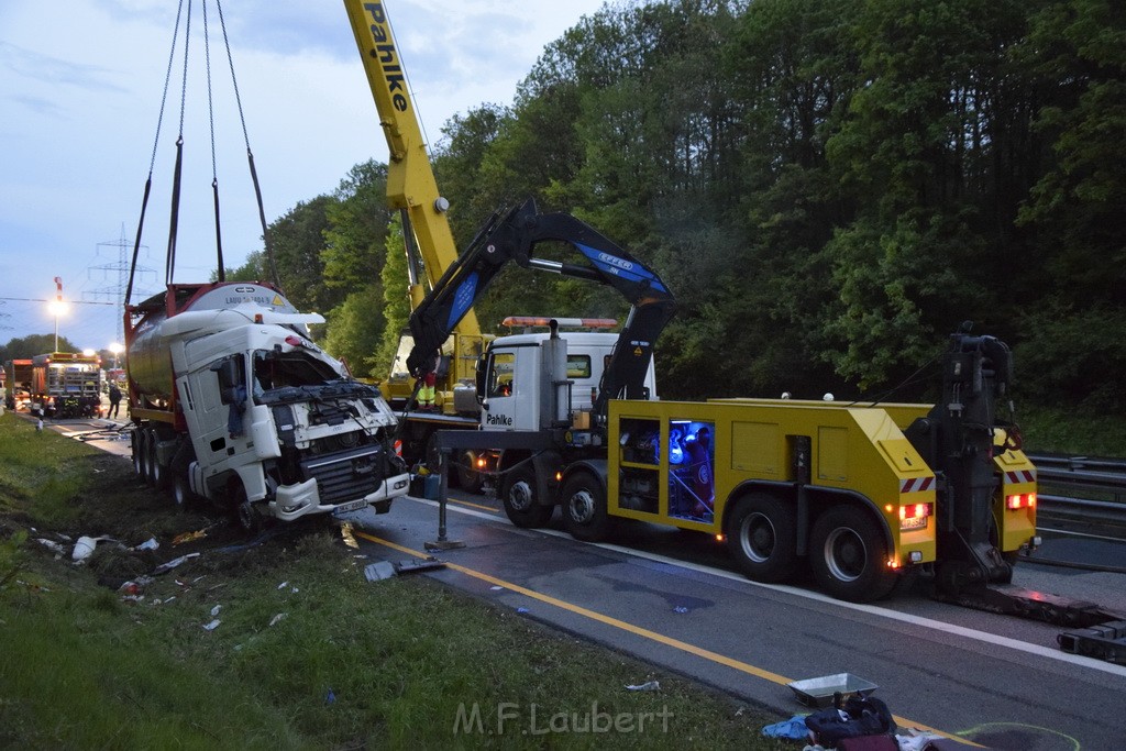 VU Gefahrgut LKW umgestuerzt A 4 Rich Koeln Hoehe AS Gummersbach P563.JPG - Miklos Laubert